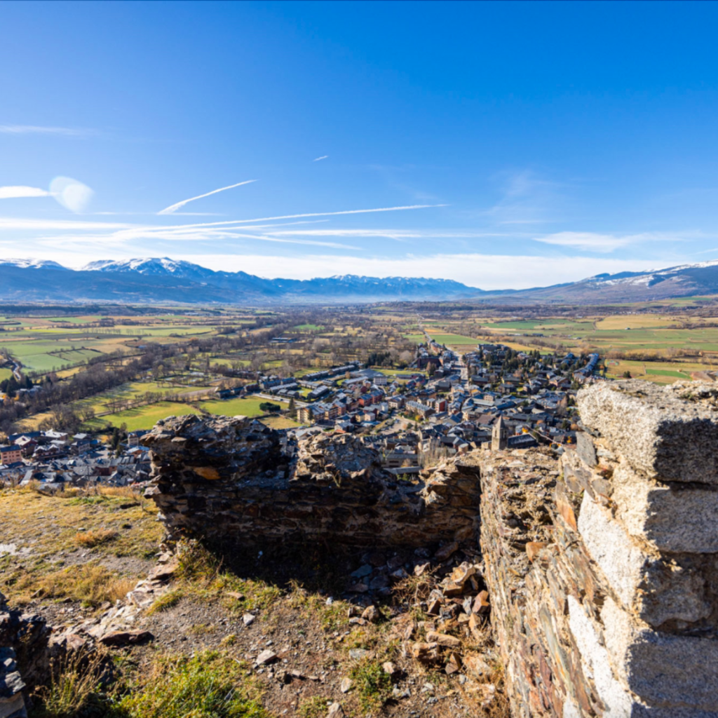 Vista de Llívia i la plana de la Cerdanya des de les restes del castell