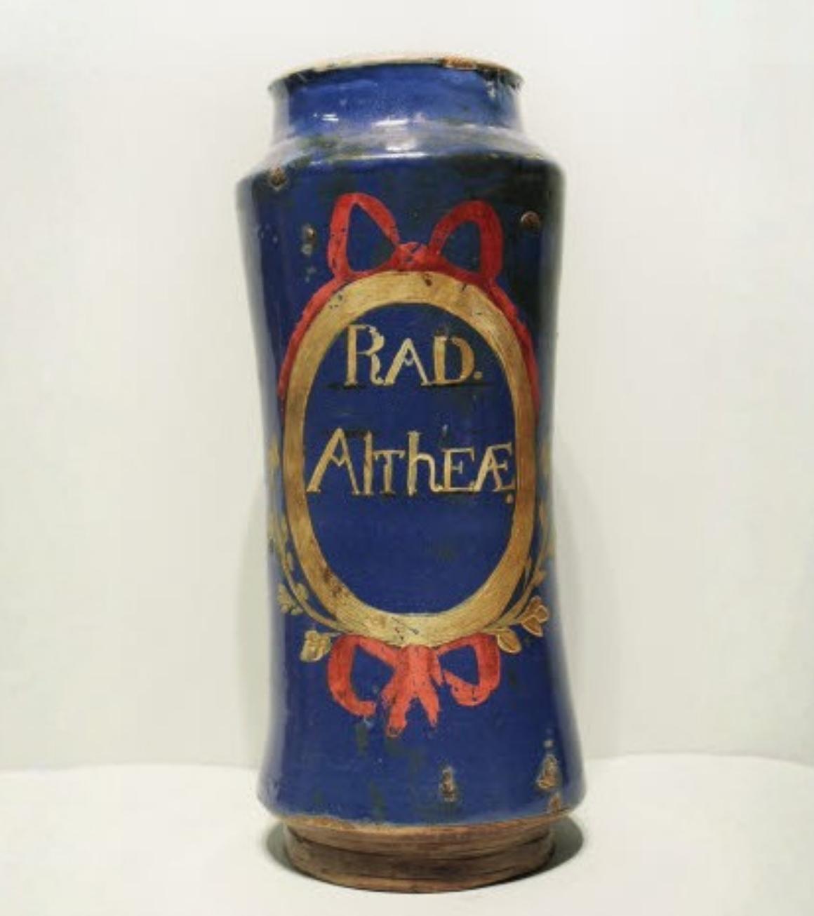 Albarel ceràmic blau amb inscripció 'RAD. ALTHEAE', col·lecció Farmàcia Esteva (finals segle XVI - segle XVIII)