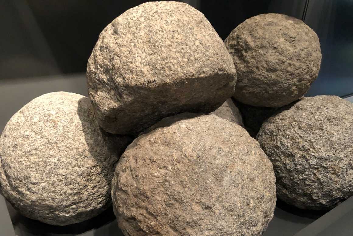 Boles de canó de pedra del segle XV procedents del castell de Llívia, exposades en vitrina del museu