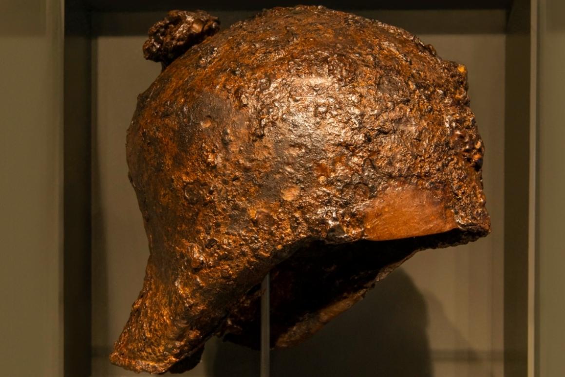 Casc de ferro del segle XV procedent del castell de Llívia, exposat en vitrina del museu