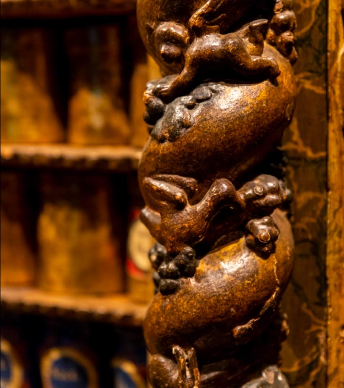 Detall del cordialer barroc amb figures tallades, Farmàcia Esteva (finals segle XVII - principis segle XVIII)