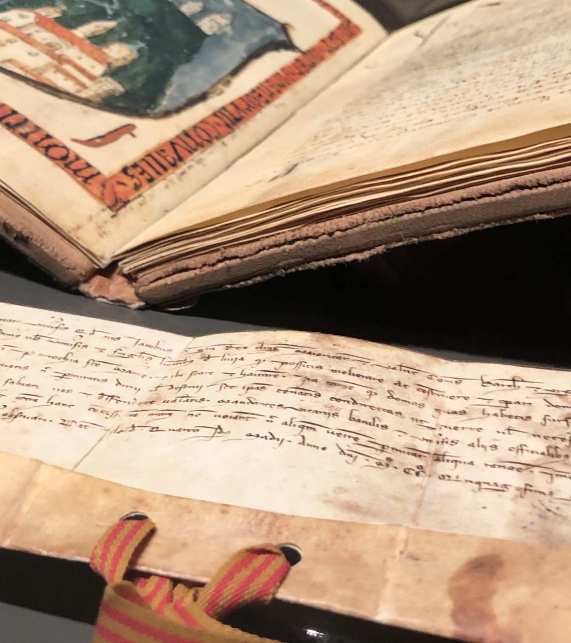 Llibre Ferrat (segle XIV-XVII) i carta de poblament de Jaume I de 1257, manuscrits originals exposats al museu