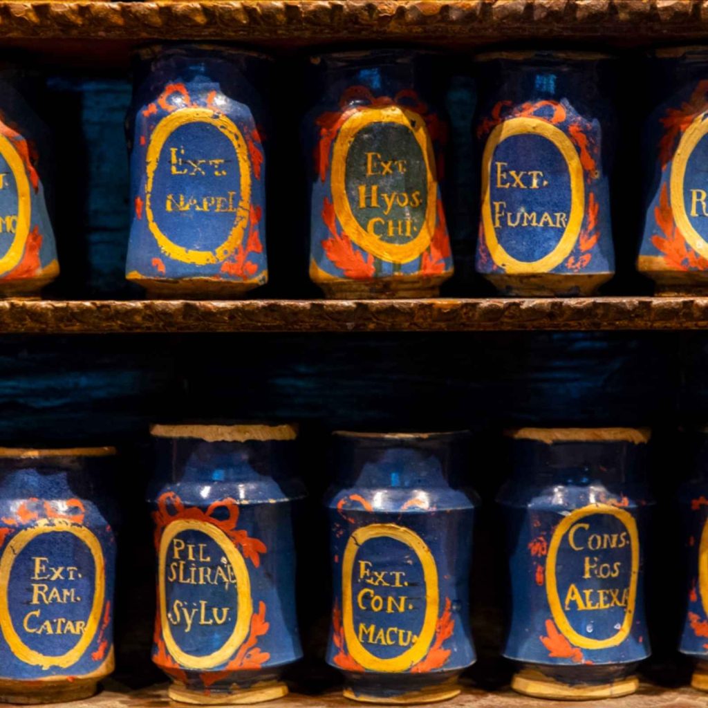 Detall de pots de ceràmica blaus amb inscripcions llatines de la Farmàcia Esteva