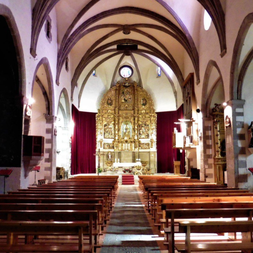 Interior de l'església parroquial de Llívia amb el retaule barroc daurat de l'altar major