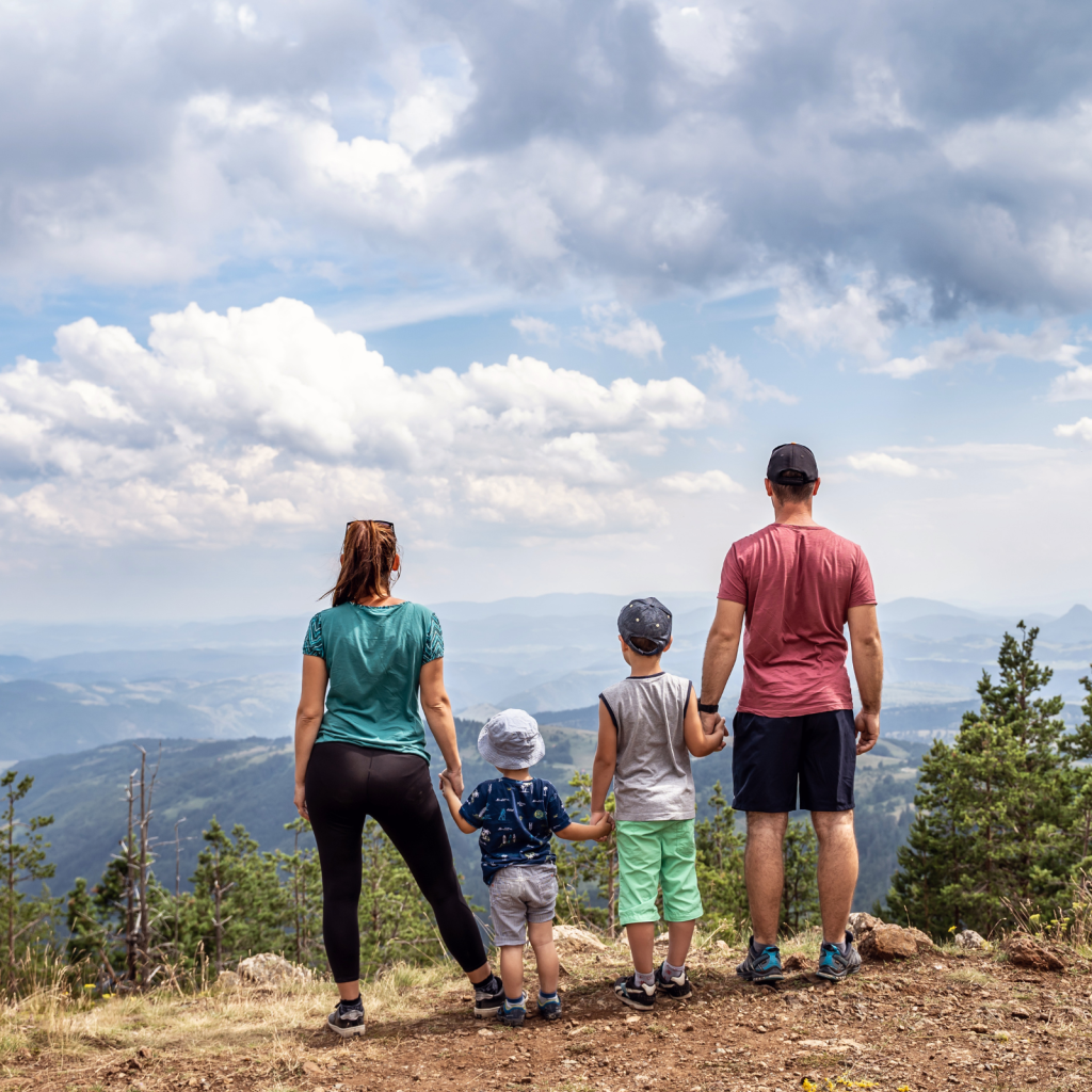 Família observant el paisatge de muntanya durant una excursió