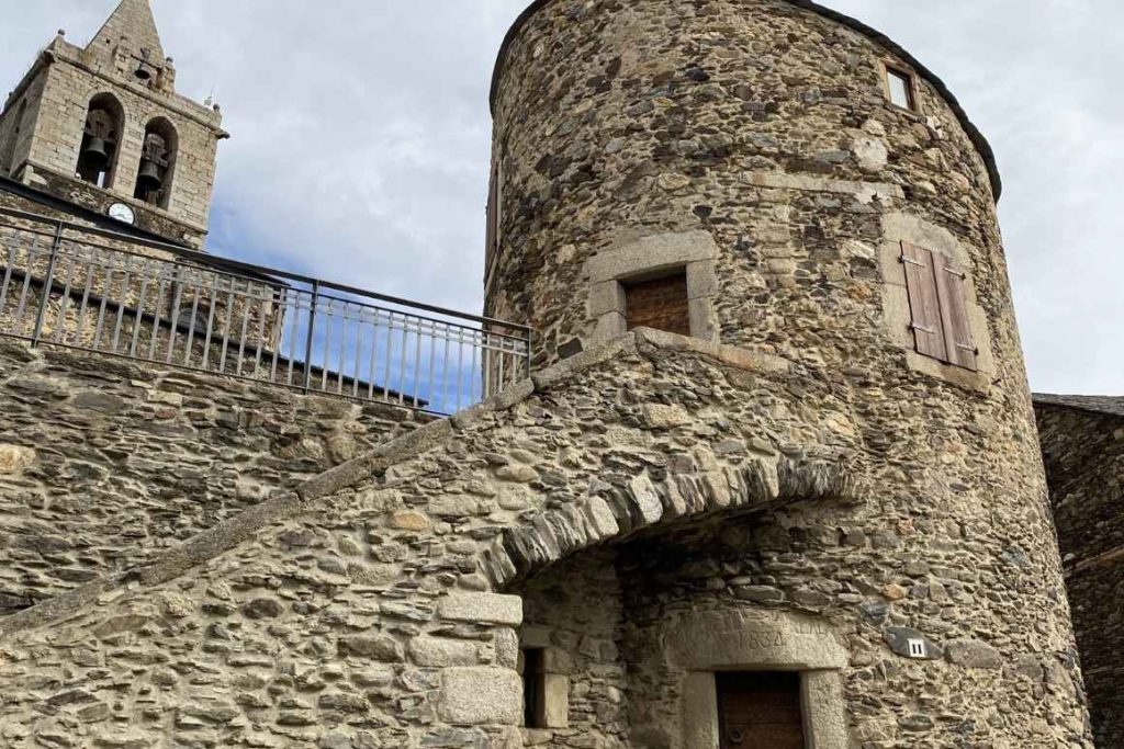 Torre Bernat de So, sala annexa on s'exposa l'Espai Fita 0, amb el campanar de l'església al fons