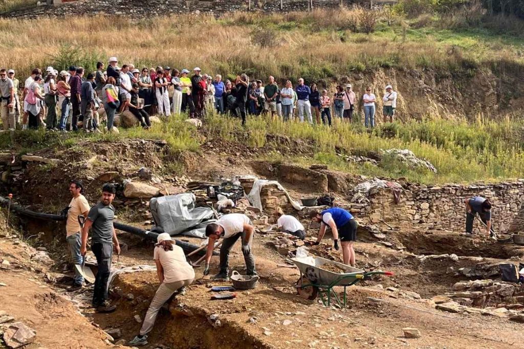 Grup de visitants observant els arqueòlegs treballant a l'excavació d'Iulia Libica durant una visita guiada