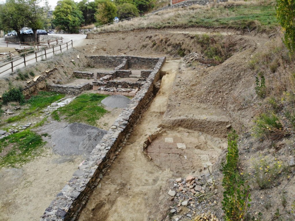Restes excavades del Fòrum Romà de Llívia, amb els fonaments de les sales administratives i polítiques.