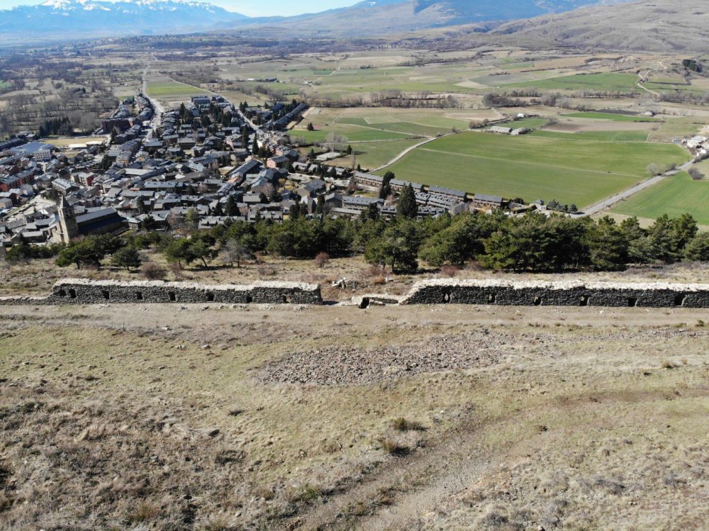 Detall de les estructures del Castell medieval de Llívia, museïtzades des del 2013.
