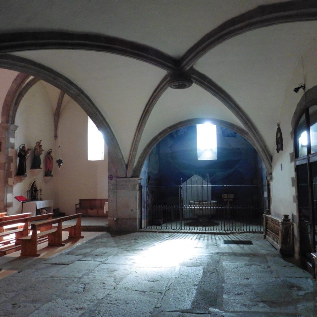Interior de l'església de Santa Maria dels Àngels de Llívia.