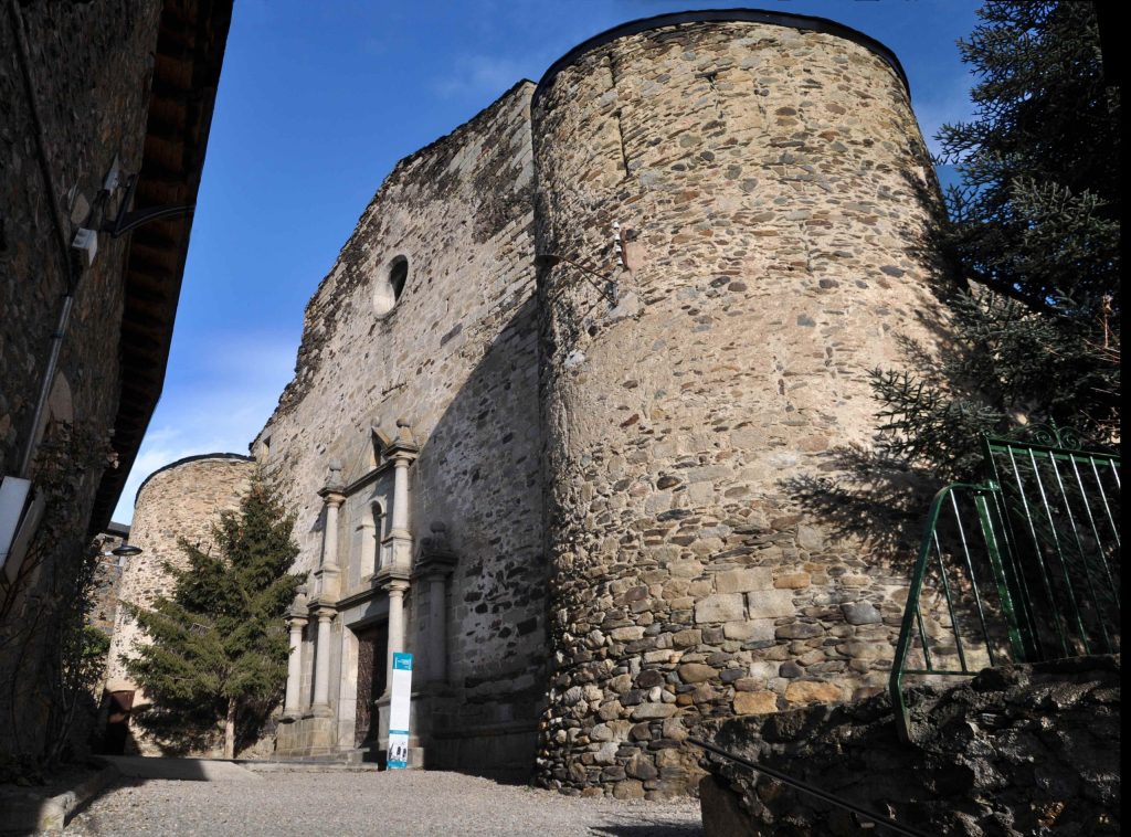Torres de l'església de Llívia, amb aspecte de fortalesa medieval.