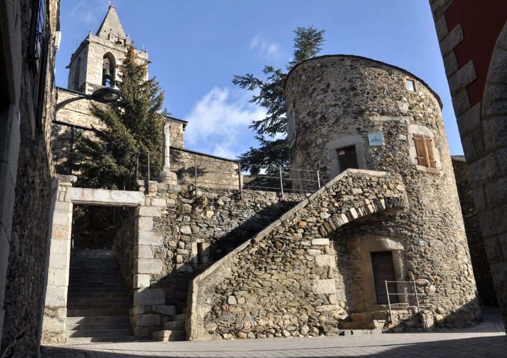 Conjunt de l'església de Nostra Senyora dels Àngels, al centre del nucli històric de Llívia.