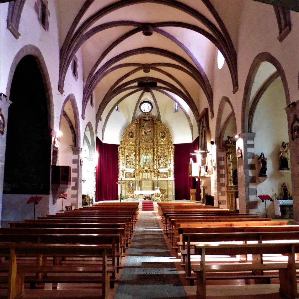 Interior de l'església de Nostra Senyora dels Àngels de Llívia, amb el retaule major.