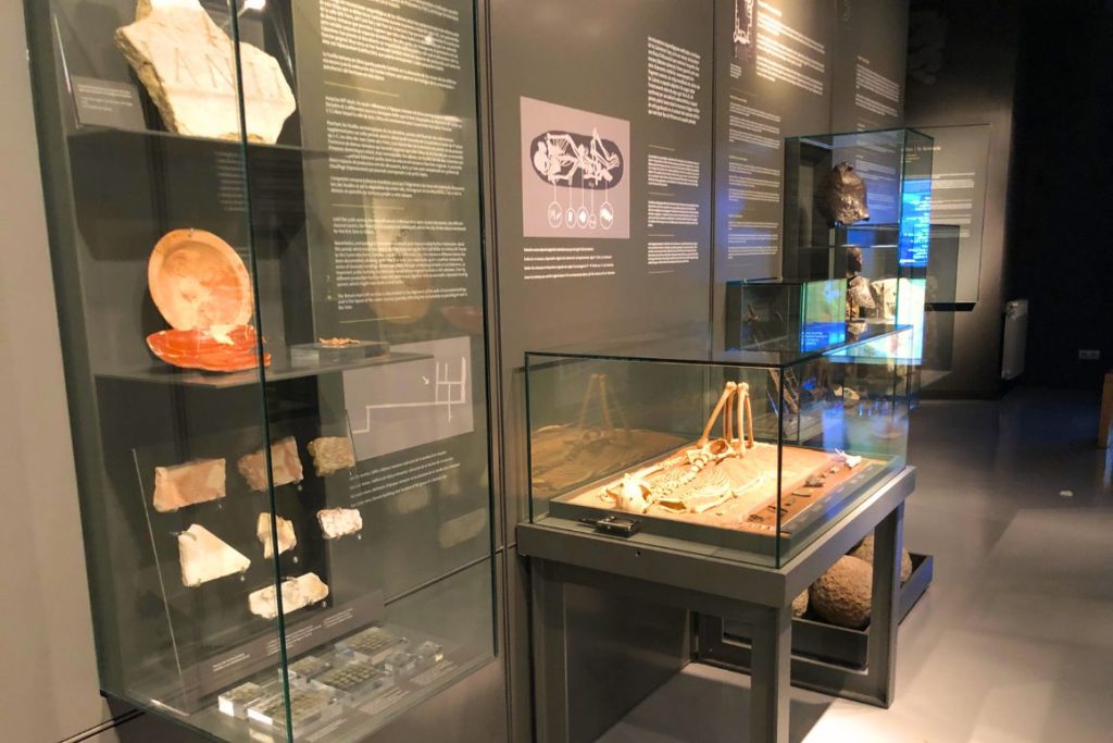 Vitrina i objectes de l'exposició de llarga durada del Museu de Llívia.