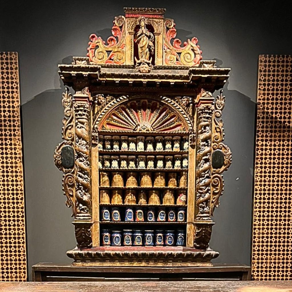 Cordialer barroc de la Farmàcia Esteva amb pots ceràmics originals a les prestatgeries