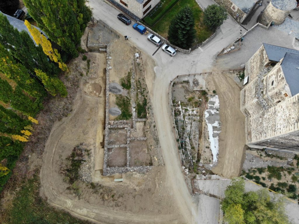 Vista aèria del jaciment del Fòrum Romà de Llívia, antiga Iulia Libica, amb les restes de l'edifici administratiu i religiós.