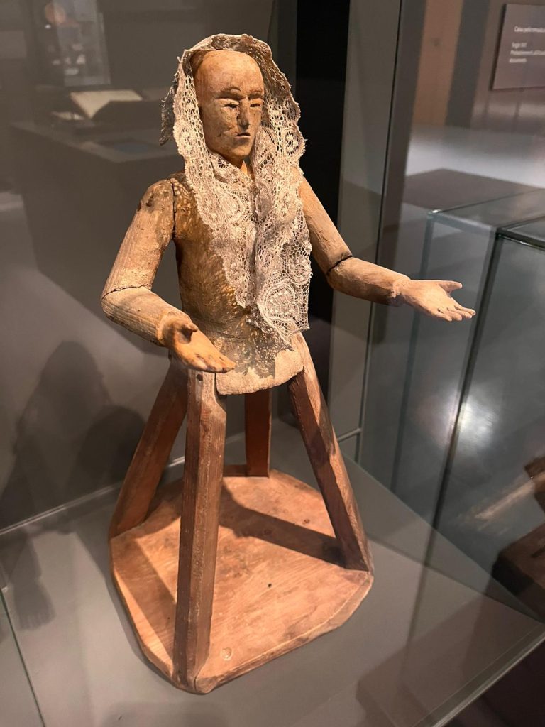 Mare de Déu de la Soledat, talla barroca de fusta del segle XVIII amb mantellina d'encaix, al Museu de Llívia.
